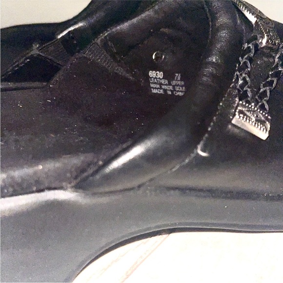 Minnetonka leather mules black with silver concha detail 1.5” clog heel size 7.5 - Picture 2 of 4